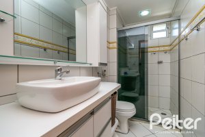 Cobertura à venda com 180m², 2 dormitórios, 1 suíte, 2 vagas, no bairro Vila Assunção em Porto Alegre