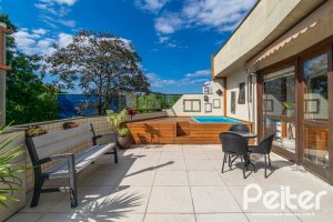 Cobertura à venda com 180m², 2 dormitórios, 1 suíte, 2 vagas, no bairro Vila Assunção em Porto Alegre