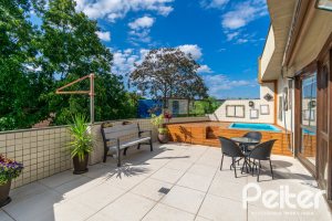 Cobertura à venda com 180m², 2 dormitórios, 1 suíte, 2 vagas, no bairro Vila Assunção em Porto Alegre