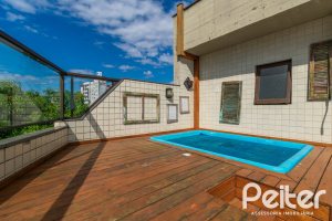 Cobertura à venda com 180m², 2 dormitórios, 1 suíte, 2 vagas, no bairro Vila Assunção em Porto Alegre
