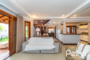 Casa em Condomínio à venda com 216m², 3 dormitórios, 3 suítes, 2 vagas, no bairro Hípica em Porto Alegre