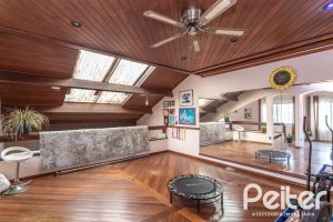 Casa à venda com 292m², 3 dormitórios, 1 suíte, 5 vagas, no bairro Ipanema em Porto Alegre