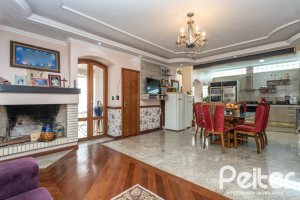 Casa à venda com 292m², 3 dormitórios, 1 suíte, 5 vagas, no bairro Ipanema em Porto Alegre