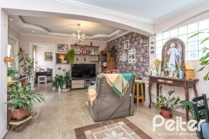 Casa à venda com 292m², 3 dormitórios, 1 suíte, 5 vagas, no bairro Ipanema em Porto Alegre