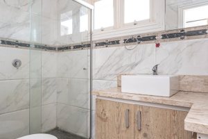 Casa à venda com 292m², 3 dormitórios, 1 suíte, 5 vagas, no bairro Ipanema em Porto Alegre