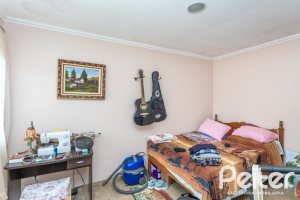 Casa à venda com 292m², 3 dormitórios, 1 suíte, 5 vagas, no bairro Ipanema em Porto Alegre