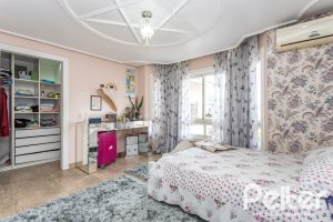 Casa à venda com 292m², 3 dormitórios, 1 suíte, 5 vagas, no bairro Ipanema em Porto Alegre