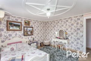 Casa à venda com 292m², 3 dormitórios, 1 suíte, 5 vagas, no bairro Ipanema em Porto Alegre
