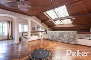 Casa à venda com 292m², 3 dormitórios, 1 suíte, 5 vagas, no bairro Ipanema em Porto Alegre