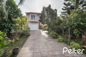 Casa à venda com 292m², 3 dormitórios, 1 suíte, 5 vagas, no bairro Ipanema em Porto Alegre