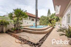 Casa à venda com 292m², 3 dormitórios, 1 suíte, 5 vagas, no bairro Ipanema em Porto Alegre