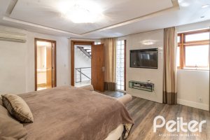 Casa em Condomínio à venda com 386m², 3 dormitórios, 1 suíte, 2 vagas, no bairro Vila Assuncao em Porto Alegre