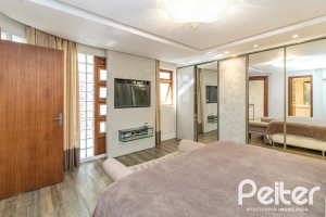 Casa em Condomínio à venda com 386m², 3 dormitórios, 1 suíte, 2 vagas, no bairro Vila Assuncao em Porto Alegre