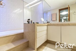 Casa em Condomínio à venda com 386m², 3 dormitórios, 1 suíte, 2 vagas, no bairro Vila Assuncao em Porto Alegre