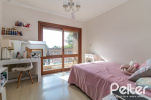 Casa em Condomínio à venda com 386m², 3 dormitórios, 1 suíte, 2 vagas, no bairro Vila Assuncao em Porto Alegre