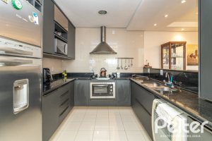 Casa em Condomínio à venda com 386m², 3 dormitórios, 1 suíte, 2 vagas, no bairro Vila Assuncao em Porto Alegre