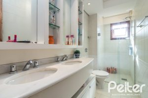 Casa em Condomínio à venda com 386m², 3 dormitórios, 1 suíte, 2 vagas, no bairro Vila Assuncao em Porto Alegre