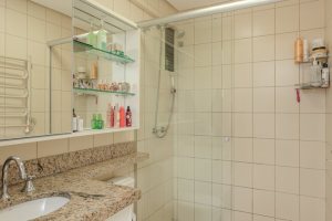 Apartamento à venda com 109m², 3 dormitórios, 1 suíte, 2 vagas, no bairro Cristal em Porto Alegre