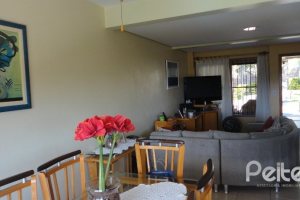 Casa à venda com 156m², 3 dormitórios, 1 suíte, 2 vagas, no bairro Espírito Santo em Porto Alegre