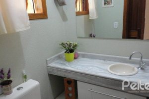 Casa à venda com 156m², 3 dormitórios, 1 suíte, 2 vagas, no bairro Espírito Santo em Porto Alegre