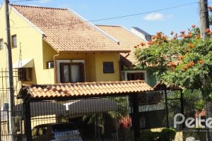 Casa à venda com 156m², 3 dormitórios, 1 suíte, 2 vagas, no bairro Espírito Santo em Porto Alegre