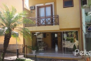 Casa à venda com 156m², 3 dormitórios, 1 suíte, 2 vagas, no bairro Espírito Santo em Porto Alegre