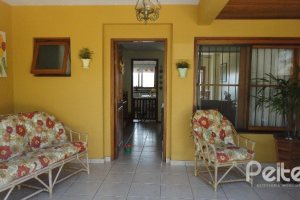 Casa à venda com 156m², 3 dormitórios, 1 suíte, 2 vagas, no bairro Espírito Santo em Porto Alegre