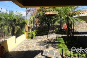 Casa à venda com 156m², 3 dormitórios, 1 suíte, 2 vagas, no bairro Espírito Santo em Porto Alegre