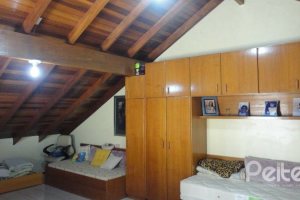 Casa à venda com 156m², 3 dormitórios, 1 suíte, 2 vagas, no bairro Espírito Santo em Porto Alegre