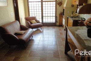 Casa à venda com 156m², 3 dormitórios, 1 suíte, 2 vagas, no bairro Espírito Santo em Porto Alegre