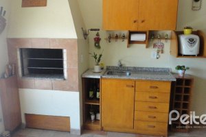 Casa à venda com 156m², 3 dormitórios, 1 suíte, 2 vagas, no bairro Espírito Santo em Porto Alegre