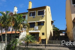 Casa à venda com 156m², 3 dormitórios, 1 suíte, 2 vagas, no bairro Espírito Santo em Porto Alegre