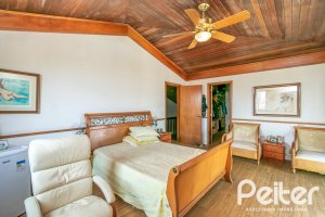 Casa à venda com 255m², 3 dormitórios, 1 suíte, 2 vagas, no bairro Vila Assuncao em Porto Alegre