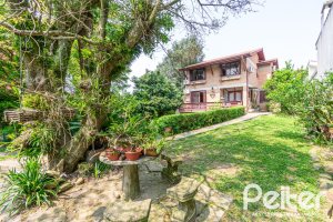 Casa à venda com 255m², 3 dormitórios, 1 suíte, 2 vagas, no bairro Vila Assuncao em Porto Alegre