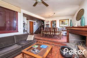 Casa à venda com 255m², 3 dormitórios, 1 suíte, 2 vagas, no bairro Vila Assuncao em Porto Alegre