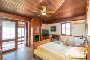 Casa à venda com 255m², 3 dormitórios, 1 suíte, 2 vagas, no bairro Vila Assuncao em Porto Alegre