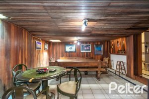 Casa à venda com 255m², 3 dormitórios, 1 suíte, 2 vagas, no bairro Vila Assuncao em Porto Alegre