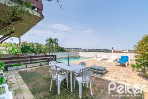 Casa à venda com 255m², 3 dormitórios, 1 suíte, 2 vagas, no bairro Vila Assuncao em Porto Alegre