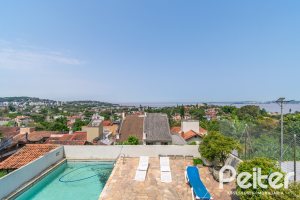 Casa à venda com 255m², 3 dormitórios, 1 suíte, 2 vagas, no bairro Vila Assuncao em Porto Alegre