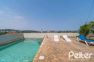 Casa à venda com 255m², 3 dormitórios, 1 suíte, 2 vagas, no bairro Vila Assuncao em Porto Alegre