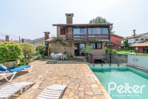 Casa à venda com 255m², 3 dormitórios, 1 suíte, 2 vagas, no bairro Vila Assuncao em Porto Alegre