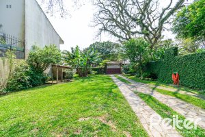 Casa à venda com 255m², 3 dormitórios, 1 suíte, 2 vagas, no bairro Vila Assuncao em Porto Alegre