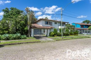 Casa à venda com 359m², 3 dormitórios, 1 suíte, 2 vagas, no bairro Ipanema em Porto Alegre