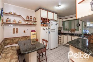 Casa à venda com 359m², 3 dormitórios, 1 suíte, 2 vagas, no bairro Ipanema em Porto Alegre