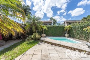 Casa à venda com 359m², 3 dormitórios, 1 suíte, 2 vagas, no bairro Ipanema em Porto Alegre