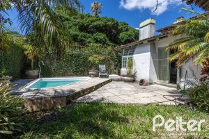 Casa à venda com 359m², 3 dormitórios, 1 suíte, 2 vagas, no bairro Ipanema em Porto Alegre