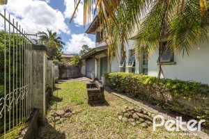 Casa à venda com 359m², 3 dormitórios, 1 suíte, 2 vagas, no bairro Ipanema em Porto Alegre