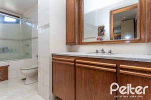 Casa à venda com 359m², 3 dormitórios, 1 suíte, 2 vagas, no bairro Ipanema em Porto Alegre