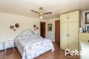 Casa à venda com 359m², 3 dormitórios, 1 suíte, 2 vagas, no bairro Ipanema em Porto Alegre