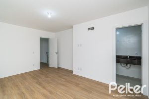 Casa à venda com 284m², 3 dormitórios, 1 suíte, 4 vagas, no bairro Tristeza em Porto Alegre